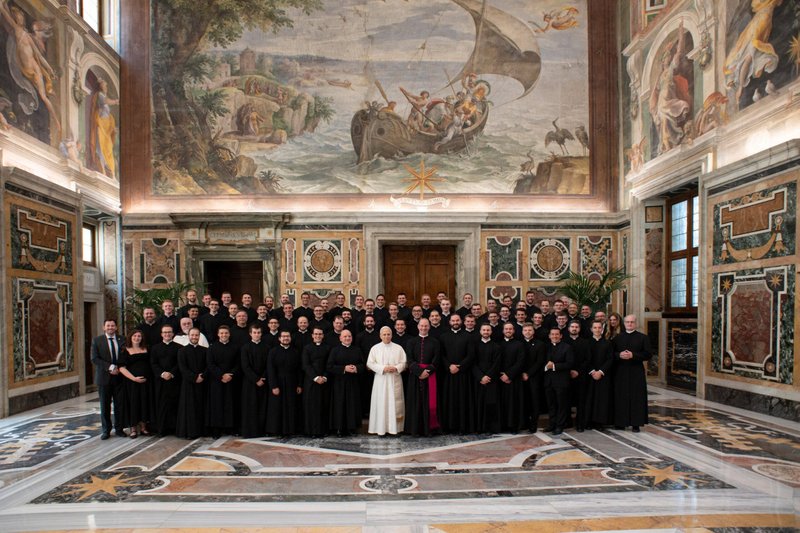 El Papa León XIV posa para una foto con seminaristas y personal del Pontificio Colegio Norteamericano, el seminario estadounidense en Roma, durante una audiencia privada en la Sala Clementina del Palacio Apostólico del Vaticano el 24 de agosto de 2025. (Foto CNS/Vatican Media)