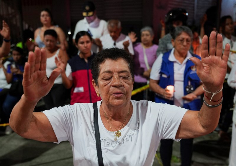 Una mujer reza durante una vigilia en Cali, Colombia, el 24 de agosto de 2025, en honor a las víctimas de un atentado con coche bomba en inmediaciones de la Base Aérea “Marco Fidel Suárez”, atribuido a disidencias de las FARC, que causó múltiples víctimas. Al menos 18 personas han muerto y decenas han resultado heridas en dos ataques separados en Colombia, lo que agrava la crisis de seguridad más grave el país ha atravesado en décadas. (Foto OSV News/Jair F. Coll, Reuters)