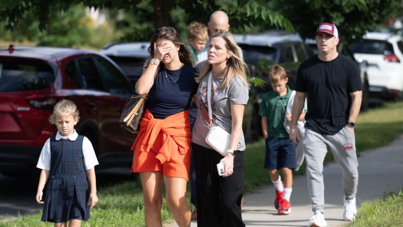 Las familias y seres queridos se reencontraron tras un tiroteo ocurrido el 27 de agosto de 2025 en la escuela católica Annunciation en Minneapolis. Un atacante abrió fuego con un rifle a través de las ventanas de la iglesia del colegio, hiriendo a varios niños que asistían a una Misa durante la primera semana de clases. El ataque dejó dos muertos y 17 heridos, en un acto de violencia que el jefe de policía calificó como “absolutamente incomprensible”. (Foto OSV News/Dave Hrbacek, The Catholic Spirit)