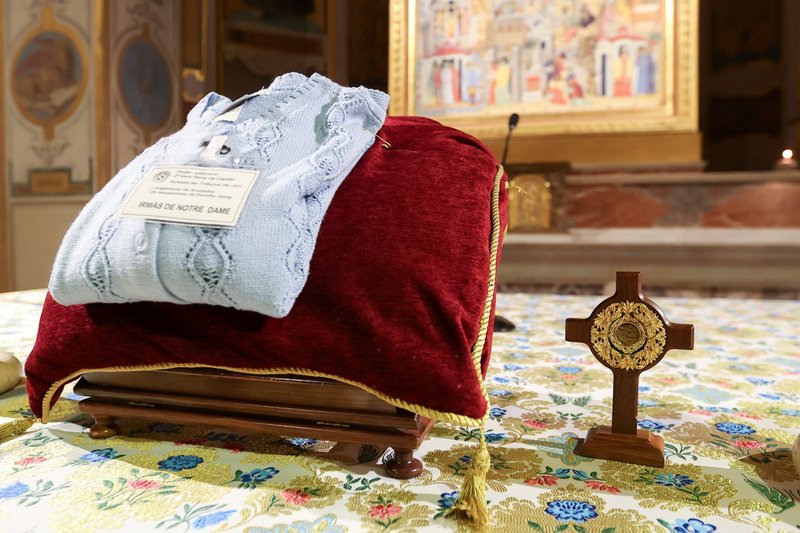 Una cruz con tierra manchada de sangre procedente del lugar del Amazonas donde fue asesinada la hermana Dorothy Stang, de Notre Dame de Namur, en 2005, junto con uno de sus jerseys, se encuentra en el altar mayor antes de un servicio religioso en la iglesia de San Bartolomé, en la isla Tiberina, en Roma, el 10 de enero de 2025. (Foto CNS/Lola Gómez)