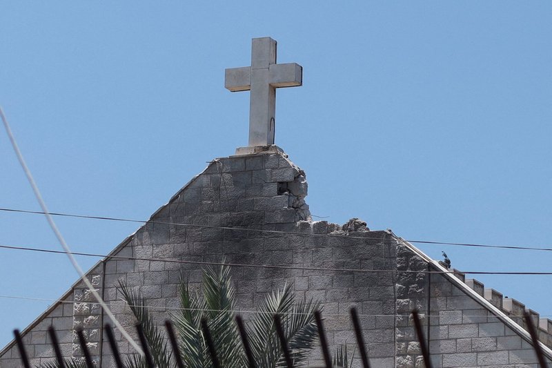 Se pueden ver marcas de quemaduras debajo de una cruz en lo alto de la iglesia de la Sagrada Familia en la ciudad de Gaza, el 18 de julio de 2025, que fue alcanzada por un ataque israelí el día anterior. (Foto de OSV News/Khamis Al-Rifi, Reuters)