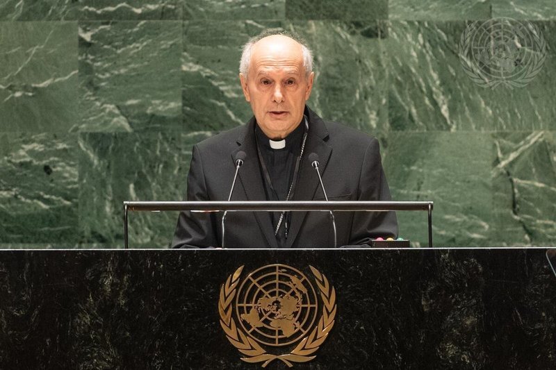 El arzobispo Gabriele G. Caccia, observador permanente de la Santa Sede ante las Naciones Unidas, aparece en una foto de 2023 dirigiéndose a la Asamblea General en la sede de la ONU en la ciudad de Nueva York. (Foto OSV News/Rick Bajornas, cortesía de las Naciones Unidas)