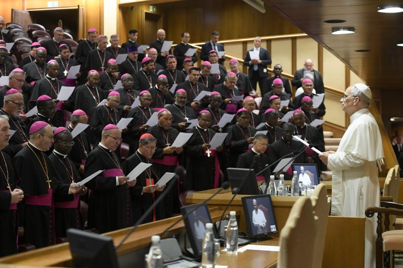 El papa León XIV y los obispos recién nombrados, entre ellos una docena procedentes de Estados Unidos, comienzan una reunión en el Vaticano el 11 de septiembre de 2025 cantando «Veni Creator Spiritus», invocando al Espíritu Santo. (Foto CNS/Vatican Media)