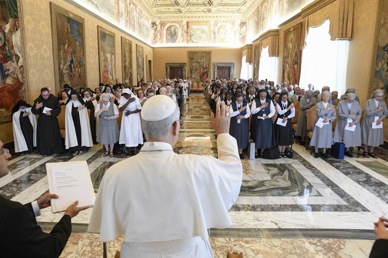 El Papa León XIV imparte su bendición a las Hermanas Carmelitas Descalzas de Tierra Santa, las Hermanas de Santa Catalina Virgen y Mártir, las Misioneras Salesianas de María Inmaculada y las Hermanas de San Pablo de Chartres al término de una audiencia el 22 de septiembre de 2025 en el Vaticano. (Foto CNS/Vatican Media)