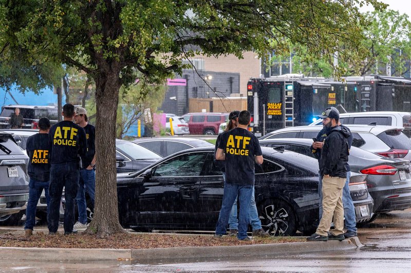 Agentes de las fuerzas del orden frente a una oficina local del Servicio de Inmigración y Control de Aduanas (ICE) tras un tiroteo ocurrido en Dallas el 24 de septiembre de 2025. Los investigadores afirman que en las balas encontradas en el lugar del tiroteo, que se saldó con un muerto y dos heridos, se había escrito una frase contra el ICE. (Foto de OSV News/Jeffrey McWhorter, Reuters)