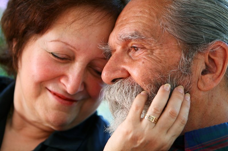 "Pareja de ancianos enamorados" (Ian MacKenzie, Wikimedia Commons).