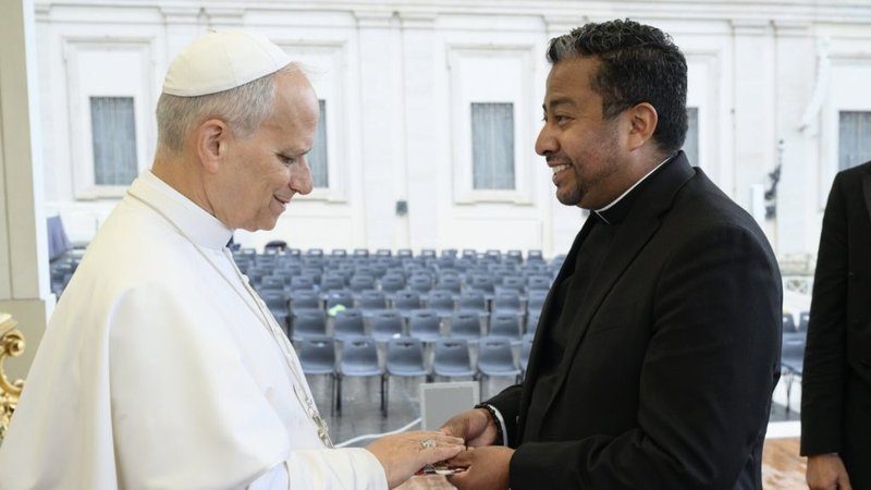 El padre Juan Manuel Gutiérrez saluda al Papa León XIV durante la Audiencia General del 10 de septiembre de 2025 en la Plaza de San Pedro, en Roma. (Vatican Media)
