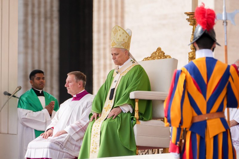 El papa León XIV celebra misa en la plaza de San Pedro del Vaticano el 12 de octubre de 2025, como parte del Jubileo de la Espiritualidad Mariana, con la estatua original de Nuestra Señora de Fátima expuesta cerca del altar. (Foto CNS/Lola Gómez)