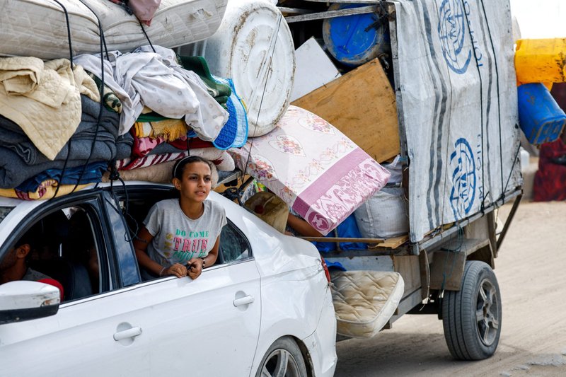 Una niña palestina mira por la ventanilla de un coche en el que transportan sus pertenencias, mientras ella y otros palestinos que fueron desplazados al sur de la Franja de Gaza por orden de Israel durante la guerra se dirigen por una carretera de regreso al norte, en medio del alto el fuego entre Israel y Hamás en la ciudad de Gaza, el 12 de octubre de 2025. (Foto de OSV News/Mahmoud Issa, Reuters)