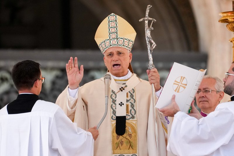 El papa León XIV imparte su bendición al término de la misa de canonización de siete nuevos santos en la plaza de San Pedro del Vaticano, el 19 de octubre de 2025. (Foto CNS/Lola Gómez)