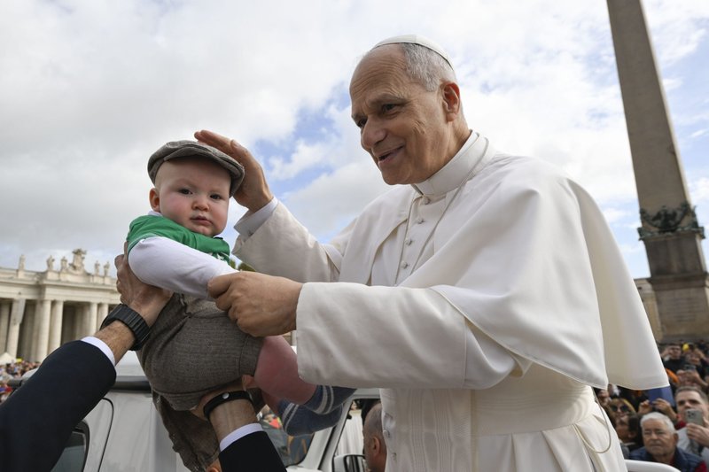 El papa León XIV saluda a un niño desde el papamóvil antes de dirigir una audiencia general jubilar en la plaza de San Pedro del Vaticano el 25 de octubre de 2025. (Foto CNS/Vatican Media)