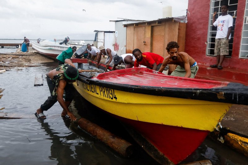 Pescadores jamaicanos trasladan un barco a un terreno más elevado, en preparación para el huracán Melissa en Port Royal, el 26 de octubre de 2025. El huracán Melissa se intensificó hasta alcanzar la categoría 5 el 27 de octubre, al acercarse a Jamaica con hasta 76 cm de lluvia y una marejada ciclónica que ponía en peligro la vida. (Foto de OSV News/Octavio Jones, Reuters)