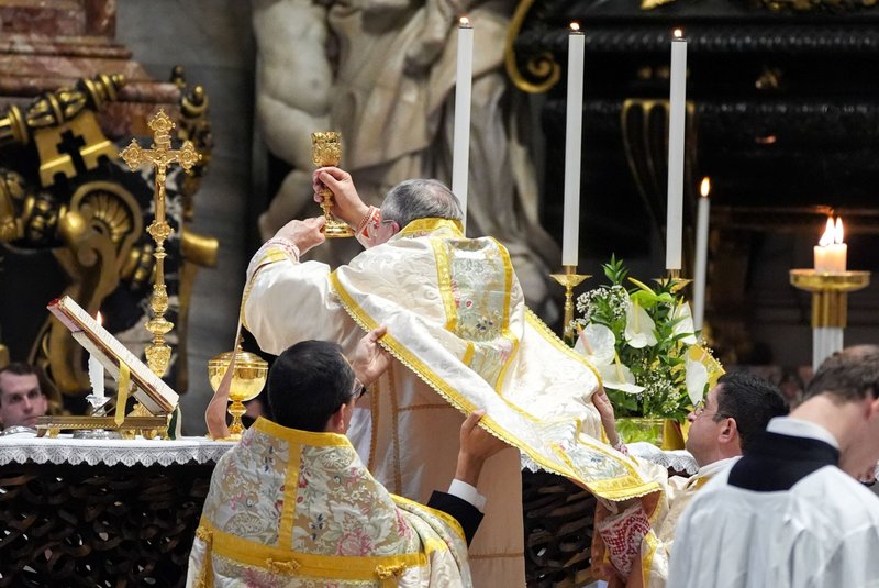 El cardenal estadounidense Raymond L. Burke eleva el cáliz durante la consagración mientras celebra una Misa tradicional en latín en el Altar de la Cátedra de la Basílica de San Pedro durante la peregrinación “Summorum Pontificum”, aprobada por el Papa León XIV, el 25 de octubre de 2025. (Foto CNS/Lola Gómez)