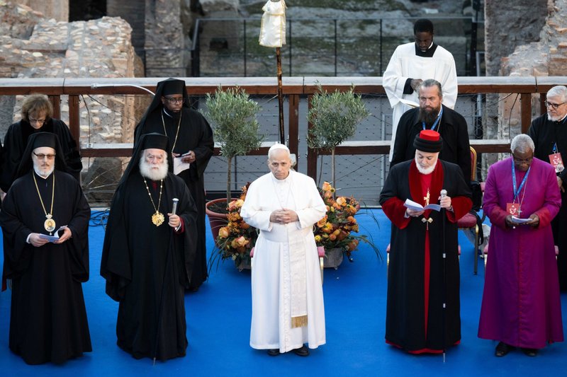 El papa León XIV asiste a una oración cristiana ecuménica en el Coliseo de Roma el 28 de octubre de 2025, antes de reunirse con representantes de otras religiones en el exterior para hacer un llamamiento a la paz. El papa se encuentra entre el patriarca ortodoxo griego Teodoro II de Alejandría y el catolicós Awa III, patriarca de la Iglesia Asiria del Oriente. El Encuentro Internacional de Diálogo y Oración por la Paz fue organizado por la Comunidad de Sant'Egidio, con sede en Roma. (Foto CNS/Pool, Cristian Gennari)