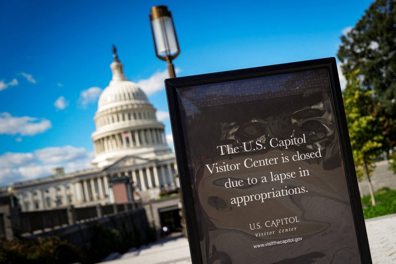 Un cartel que indica que el Capitolio de los Estados Unidos está cerrado al público se ve el 20 de octubre de 2025, semanas después del inicio del cierre continuo del Gobierno estadounidense en Washington. (Foto de OSV News/Al Drago, Reuters)