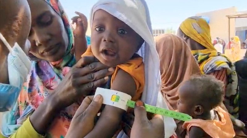 Un niño es sometido a pruebas de desnutrición en un campamento del Programa Mundial de Alimentos en El Fasher, Darfur (Sudán), el 27 de marzo de 2025, en esta captura de pantalla obtenida de un vídeo. (Foto de OSV News/WFP Handout vía Reuters)