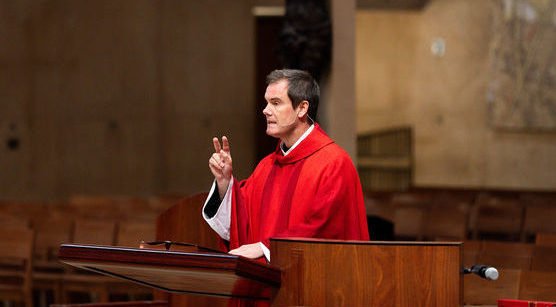 El padre Barnaby Johns, OSA, predica durante la Misa Roja de Los Ángeles en la Catedral de Nuestra Señora de los Ángeles, el 14 de octubre. (Peter Lobato)