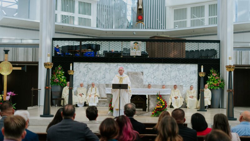 El arzobispo de Los Ángeles, José H. Gomez, preside la Misa durante el segundo día de la conferencia “Peregrinos de la esperanza: al servicio de los vulnerables” en Christ Cathedral, condado de Orange, el 10 de octubre. (Slav Zatoka/Catholic Charities of Orange County)