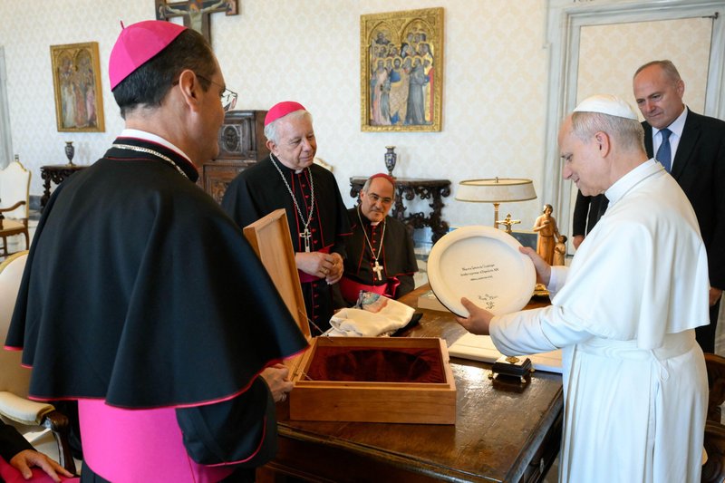 El papa León XIV recibe un obsequio de los miembros del consejo presidente de la conferencia episcopal mexicana en el Vaticano, el 18 de septiembre de 2025. De izquierda a derecha: el arzobispo Jaime Calderón Calderón, de León, vicepresidente; el obispo Ramón Castro Castro, de Cuernavaca, presidente; y el obispo auxiliar Héctor Mario Pérez Villarreal, de Ciudad de México, secretario general. (Foto CNS/Vatican Media)