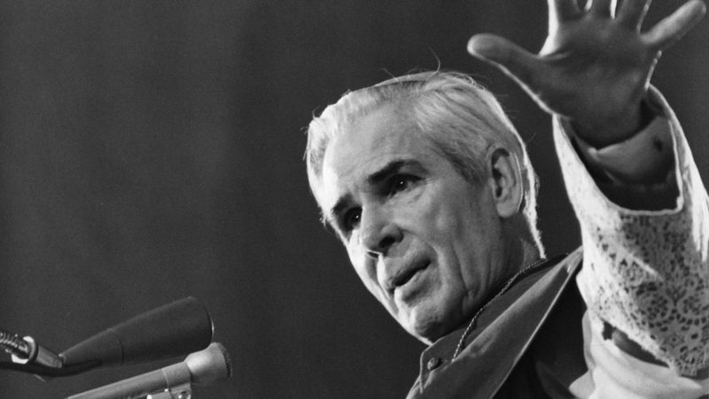 El arzobispo Fulton J. Sheen, en una foto sin fecha, es recordado como uno de los evangelizadores más influyentes e innovadores de la historia estadounidense. Apodado “el micrófono de Dios”, Sheen anunció la verdad de Dios de manera no confrontativa, pero igualmente vivificante, a millones a través de la radio, la prensa y la televisión. (Foto de archivo OSV News)