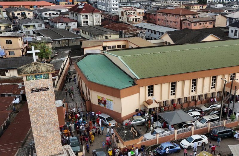 Una vista desde un dron muestra a los cristianos saliendo de la iglesia católica de San Pedro y San Pablo en Palmgrove, en el estado nigeriano de Lagos, tras la misa del 2 de noviembre de 2025. El presidente de Estados Unidos, Donald Trump, dijo el 31 de octubre que designaría a Nigeria como «país de especial preocupación» en respuesta a la violencia perpetrada en ese país contra las comunidades predominantemente cristianas. El 1 de noviembre, amenazó con una acción militar si el Gobierno de ese país no «actuaba rápidamente» para responder. (Foto de OSV News/Sodiq Adelakun, Reuters)