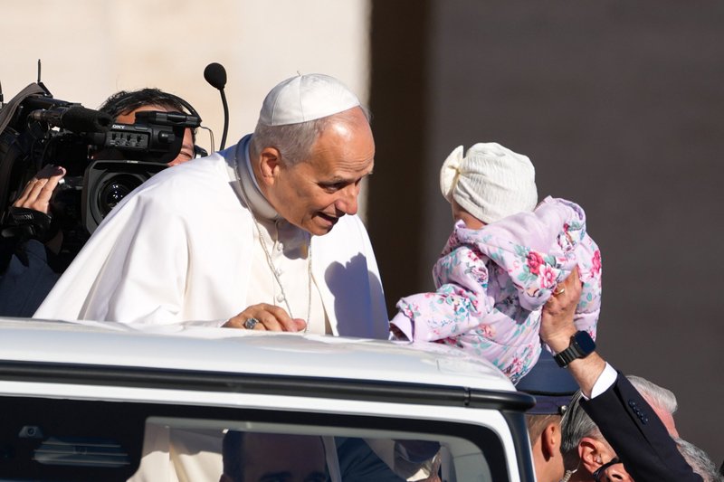 El papa León XIV saluda a un niño desde el papamóvil mientras recorre la plaza de San Pedro en el Vaticano antes de su audiencia general semanal el 5 de noviembre de 2025. (Foto CNS/Lola Gómez)