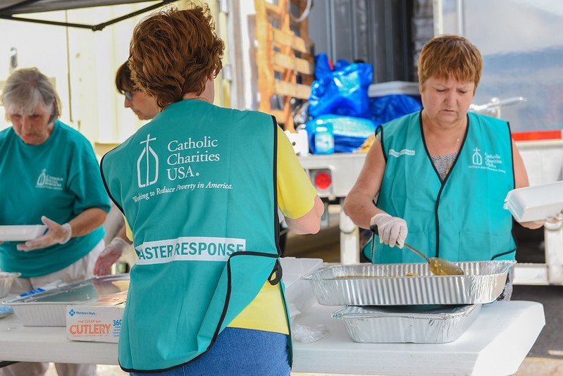 El personal y los voluntarios de Catholic Charities sirven comidas en Luisiana tras el paso del huracán Ida en 2021. (Foto de OSV News/Elias Kontogiannis, cortesía de Catholic Charities USA)