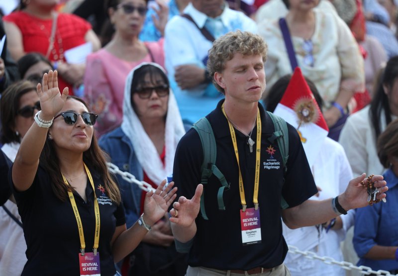 Jóvenes rezan cerca de una custodia después de una misa por la fiesta del Corpus Christi en la Catedral de Nuestra Señora de los Ángeles en Los Ángeles, el 22 de junio de 2025, durante la Peregrinación Eucarística Nacional. (Foto de OSV News/Bob Roller)