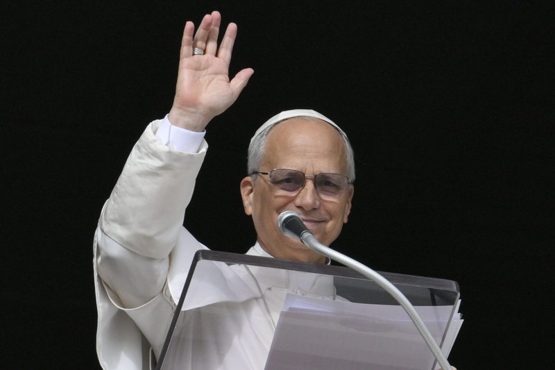 El papa León XIV saluda a unas 40 000 personas en la plaza de San Pedro del Vaticano mientras dirige el rezo del Ángelus el 16 de noviembre de 2025. (Foto CNS/Vatican Media)