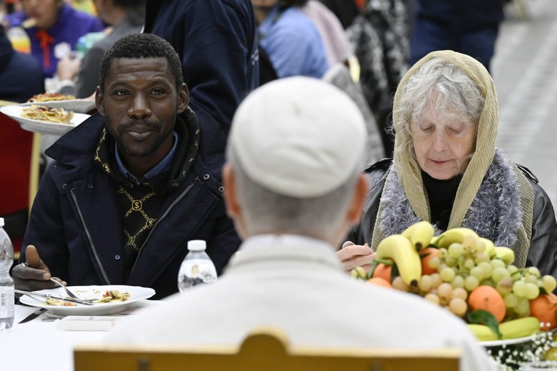 El Papa León XIV y sus invitados disfrutan de un almuerzo con motivo del Jubileo de los Pobres el 16 de noviembre de 2025, en la sala de audiencias del Vaticano. (Foto CNS/Vatican Media)