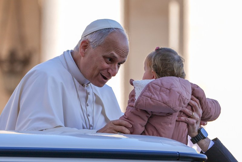 El papa León XIV saluda a un niño desde el papamóvil mientras recorre la plaza de San Pedro en el Vaticano antes de su audiencia general semanal el 19 de noviembre de 2025. (Foto CNS/Lola Gómez)