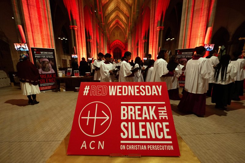 Se muestra un cartel durante una misa celebrada el 22 de noviembre de 2023, con motivo de la conmemoración anual del «Miércoles Rojo» de Ayuda a la Iglesia Necesitada en memoria de los cristianos perseguidos, en la catedral de San Jorge, en el distrito londinense de Southwark. En 2025, el Miércoles Rojo se celebra el 19 de noviembre y la Semana Roja, del 15 al 23 de noviembre (foto de OSV News/cortesía de ACN).
