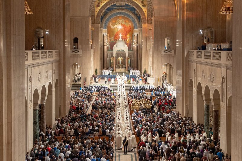 El arzobispo Joseph F. Naumann, entonces arzobispo de Kansas City, Kansas, celebra la Misa en la Vigilia Nacional de Oración por la Vida en la Basílica del Santuario Nacional de la Inmaculada Concepción en Washington, el 23 de enero de 2025, la víspera de la Marcha por la Vida. En 2026, la vigilia nacional de oración tendrá lugar los días 22 y 23 de enero en la basílica. (Foto OSV News/Mihoko Owada)