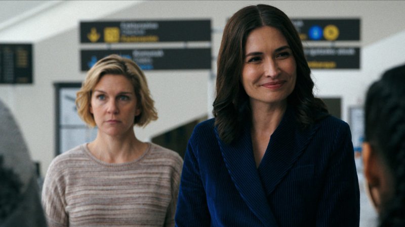 Rhea Seahorn, izquierda, como Carol Sturka, y Karolina Wydra en una escena de “Pluribus”, ahora disponible en Apple TV. Wydra interpreta a Zosia, una miembro de la mente colmena que actúa como compañera y guía de Carol. (Apple TV)