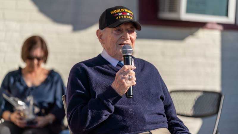 Joe “Peppy” Sciarra, un veterano de la Segunda Guerra Mundial de 100 años, habla a los estudiantes durante un evento por el Día de los Veteranos en Holy Angels School en Arcadia el 10 de noviembre. (Lawrence Lane)