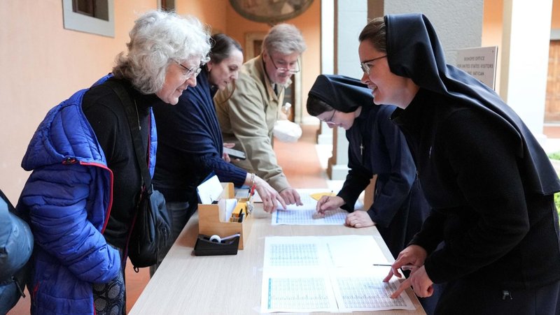 Las Hermanas de la Misericordia que trabajan en la Oficina de los Obispos para Visitantes de Estados Unidos al Vaticano reciben a los peregrinos y entregan entradas para la audiencia general semanal del Papa Francisco en la Casa Santa Maria, en Roma, el 4 de febrero. (CNS/Lola Gomez)