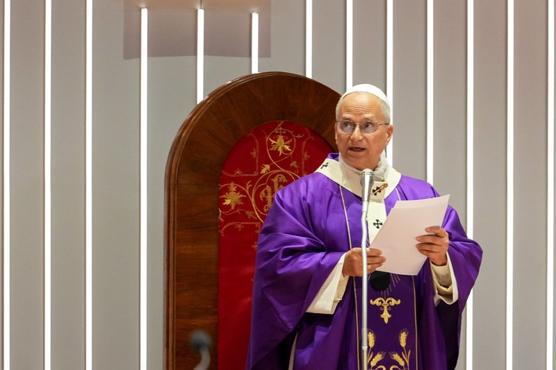 El papa León XIV pronuncia su homilía mientras celebra la misa con miembros de las comunidades católicas de Turquía en el Volkswagen Arena de Estambul, el 29 de noviembre de 2025. (Foto CNS/Lola Gómez)