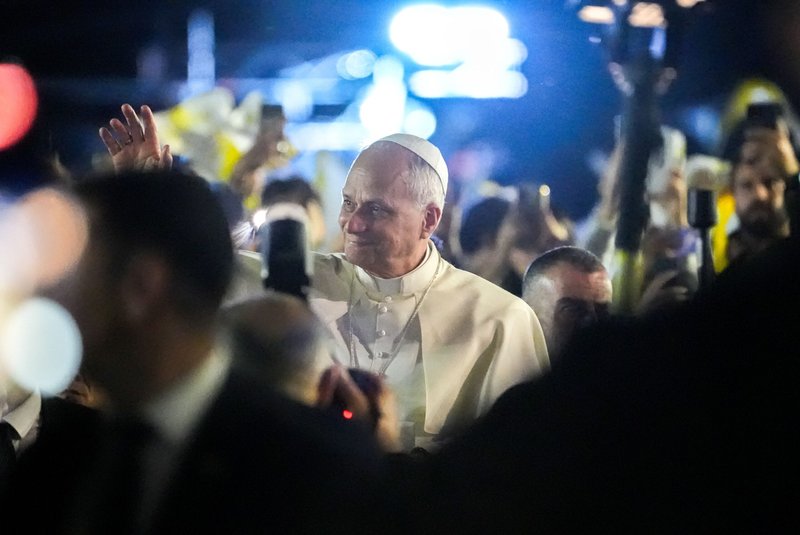 El Papa León XIV saluda a la multitud desde el papamóvil durante un evento con jóvenes libaneses en la plaza frente al Patriarcado Maronita de Antioquía en Bkerké, Líbano, el 1 de diciembre de 2025. (Foto CNS/Lola Gomez)