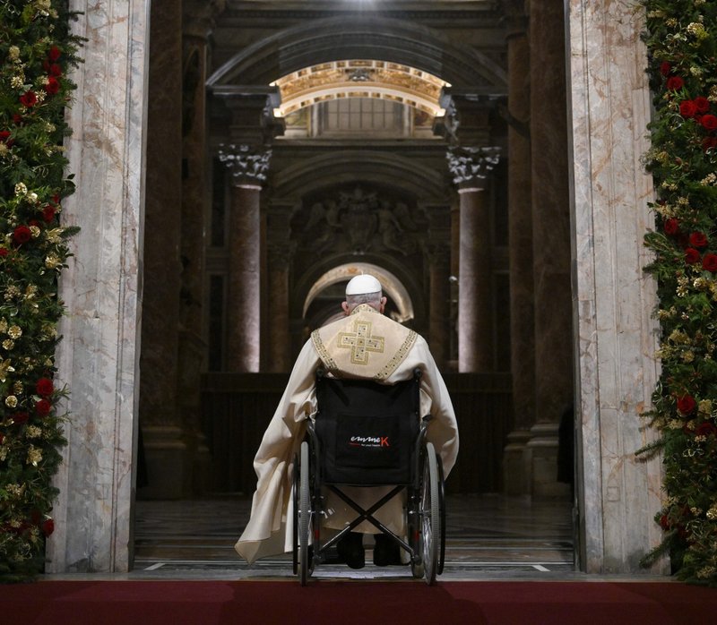 El papa Francisco, tras llamar a la Puerta Santa de la basílica de San Pedro en el Vaticano el 24 de diciembre de 2024, espera a que sus ayudantes la abran para inaugurar el Año Santo 2025. (Foto CNS/Vatican Media)