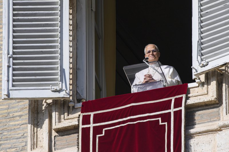 El Papa León XIV reza con los visitantes reunidos en la plaza de San Pedro del Vaticano para la recitación de la oración del Ángelus el 7 de diciembre de 2025. (Foto CNS/Vatican Media)