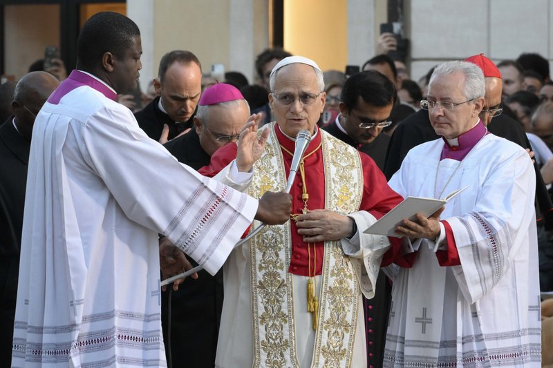 El Papa León XIV dirige las oraciones a la Virgen María ante una estatua erigida en su honor cerca de la Plaza de España, en el centro de Roma, el 8 de diciembre de 2025, fiesta de la Inmaculada Concepción. (Foto CNS/Vatican Media)