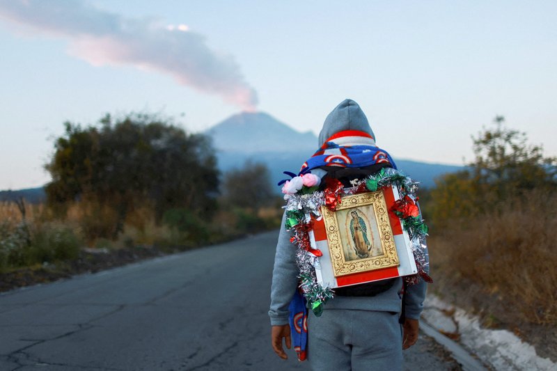 Un peregrino camina por el paso de montaña entre los volcanes Popocatépetl e Iztaccíhuatl, conocido como Paso de Cortés, en Santiago Xalitzintla, en el estado mexicano de Puebla, el 9 de diciembre de 2025, antes de la fiesta anual de Nuestra Señora de Guadalupe. Los peregrinos llegarán a la Basílica de Guadalupe en la Ciudad de México, donde celebrarán su fiesta el 12 de diciembre. (Foto de OSV News/Raquel Cunha, Reuters)