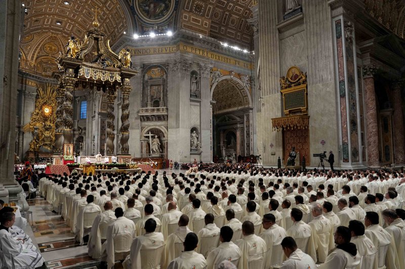 El papa León XIV celebra la misa por la festividad de Nuestra Señora de Guadalupe en la basílica de San Pedro, en el Vaticano, el 12 de diciembre de 2025. Cientos de sacerdotes concelebraron la liturgia, que honra a la patrona de América. (Foto CNS/Lola Gómez)