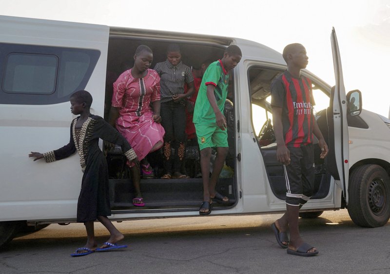 Alumnos de la escuela católica St. Mary's en Papiri, Nigeria, llegan a la sede del gobierno del estado de Níger el 8 de diciembre de 2025, al ser liberados de su cautiverio tras ser secuestrados por hombres armados el 21 de noviembre. (Foto de OSV News/Marvellous Durowaiye, Reuters)