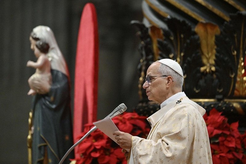 El Papa León XIV pronuncia su homilía durante la Misa matutina de Navidad en la Basílica de San Pedro en el Vaticano, el 25 de diciembre de 2025. (Foto de CNS/Vatican Media)