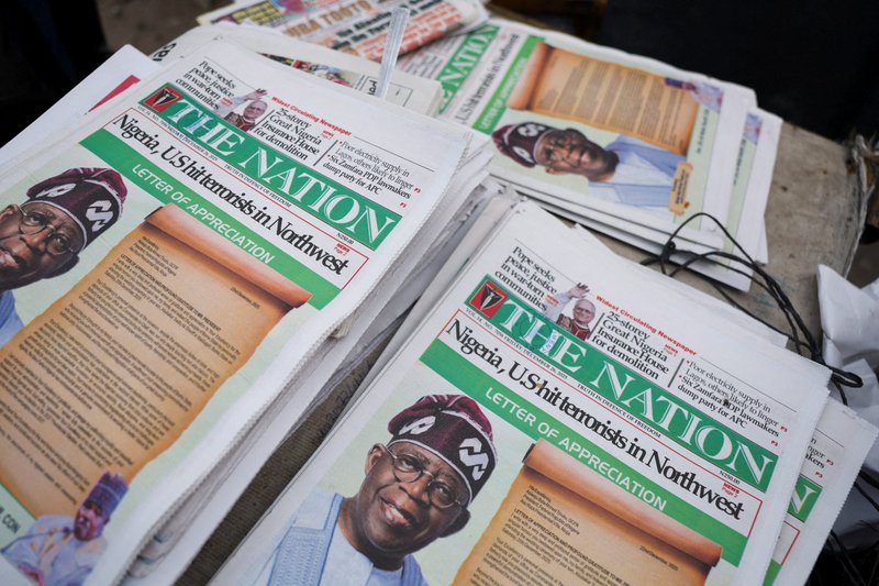 Portadas de periódicos que informan sobre los ataques aéreos estadounidenses contra militantes del grupo Estado Islámico en Nigeria, según el presidente de Estados Unidos, Donald Trump, y el ejército estadounidense, se exhiben en un quiosco de periódicos en Lagos, Nigeria, el 26 de diciembre de 2025. Mientras que algunos líderes de la Iglesia católica nigeriana acogieron con satisfacción los ataques aéreos estadounidenses contra los militantes del grupo Estado Islámico en el noroeste del país, un obispo muy franco se opuso firmemente a ellos, y algunos líderes eclesiásticos cuestionaron el marco religioso que subyace a la acción. (OSV News/Sodiq Adelakun, Reuters)