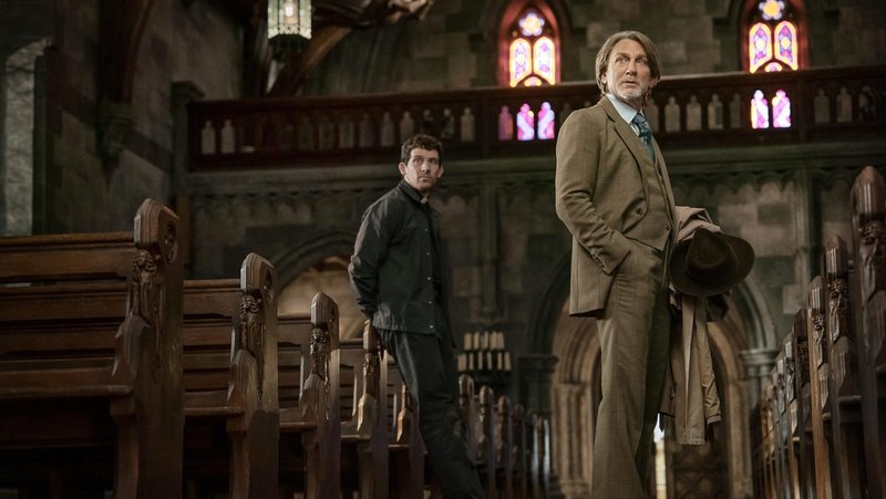 Josh O’Connor y Daniel Craig en “Wake Up Dead Man”. (©2025 Netflix vía IMDB)