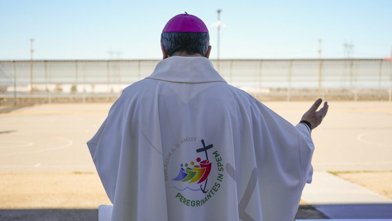 El obispo de San Bernardino, Alberto Rojas, fue el celebrante principal, junto con otros seis obispos, durante una Misa en el Centro de Procesamiento del ICE en Adelanto el 10 de diciembre. (Conferencia Católica de California)