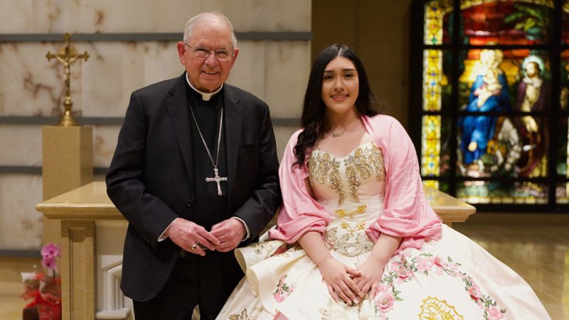 Salma Parra, de 16 años, feligresa de la parroquia San Juan María Vianney en Hacienda Heights y ganadora del concurso de canto de las Mañanitas, posa con el arzobispo José H. Gomez durante el evento por Nuestra Señora de Guadalupe el 11 de diciembre en la Catedral de Nuestra Señora de los Ángeles. (Reese Cuevas)