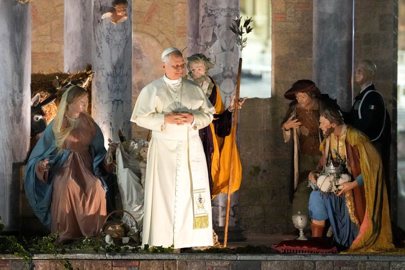 El papa León XIV visita el belén del Vaticano en la plaza de San Pedro el 31 de diciembre de 2025. (Foto CNS/Lola Gómez)